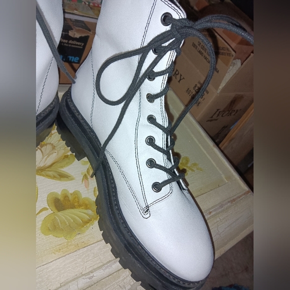 White Combat boots Dr. Marten style - Picture 2 of 5